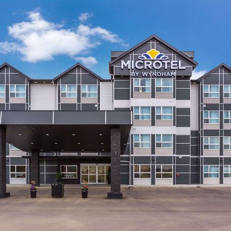 Microtel Inn & Suites By Wyndham Whitecourt Bagian luar foto