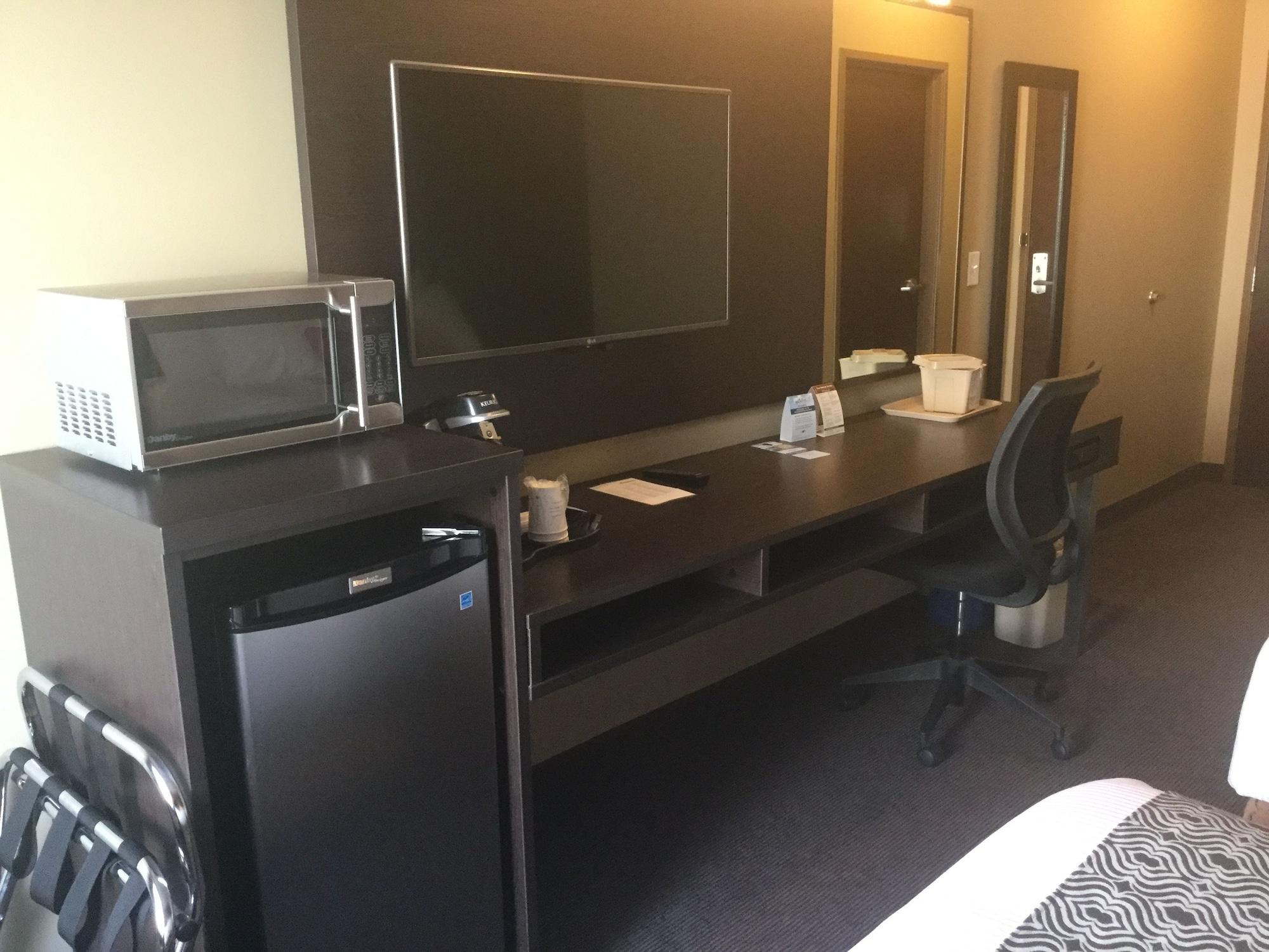 Microtel Inn & Suites By Wyndham Whitecourt Bagian luar foto