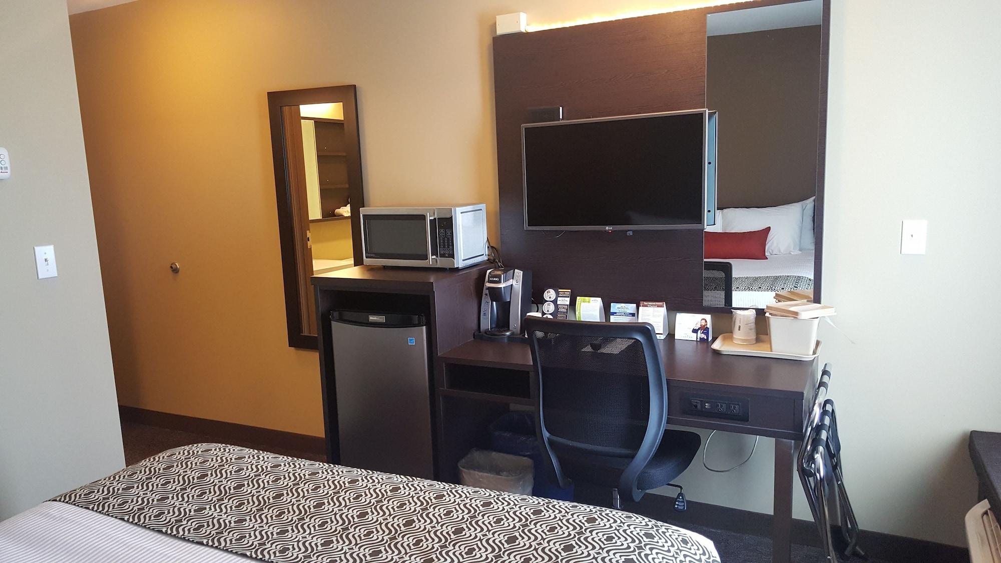 Microtel Inn & Suites By Wyndham Whitecourt Bagian luar foto