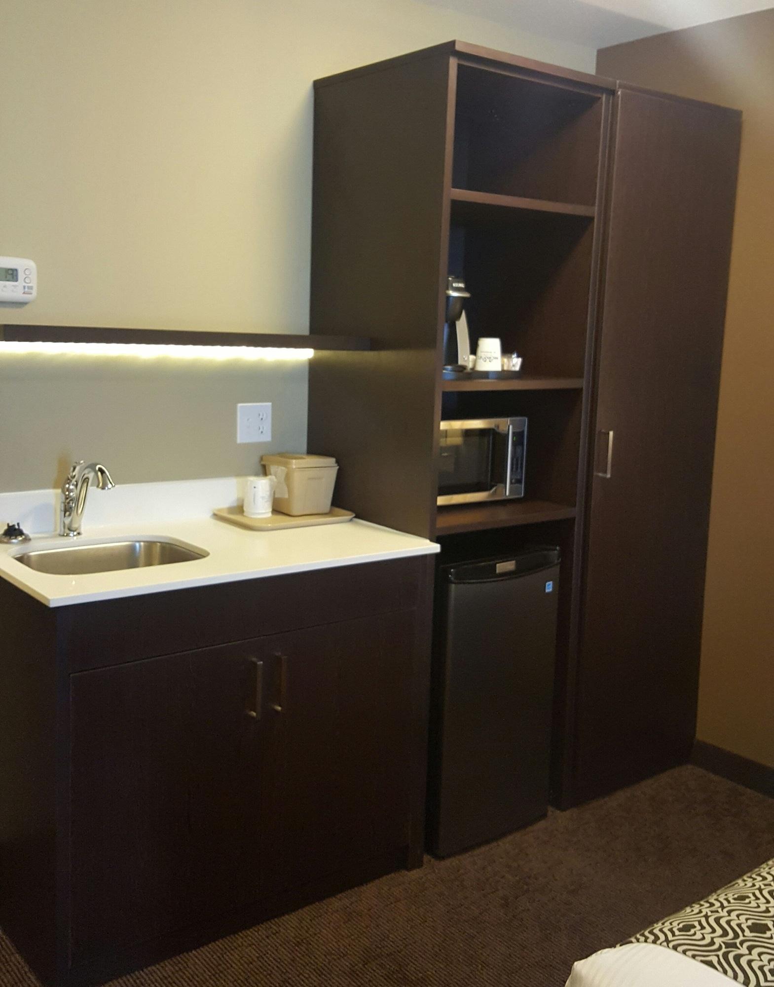 Microtel Inn & Suites By Wyndham Whitecourt Bagian luar foto