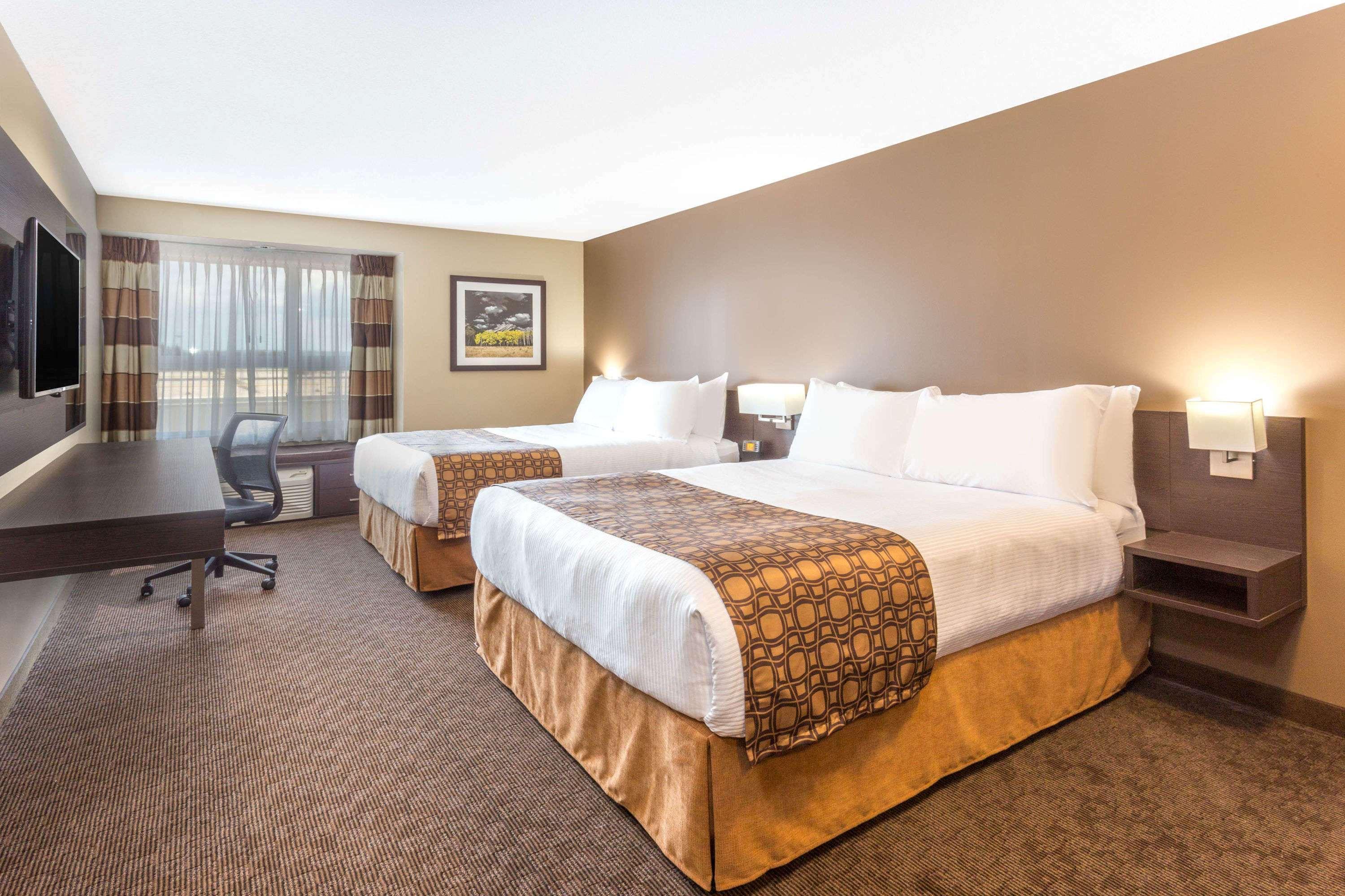 Microtel Inn & Suites By Wyndham Whitecourt Bagian luar foto