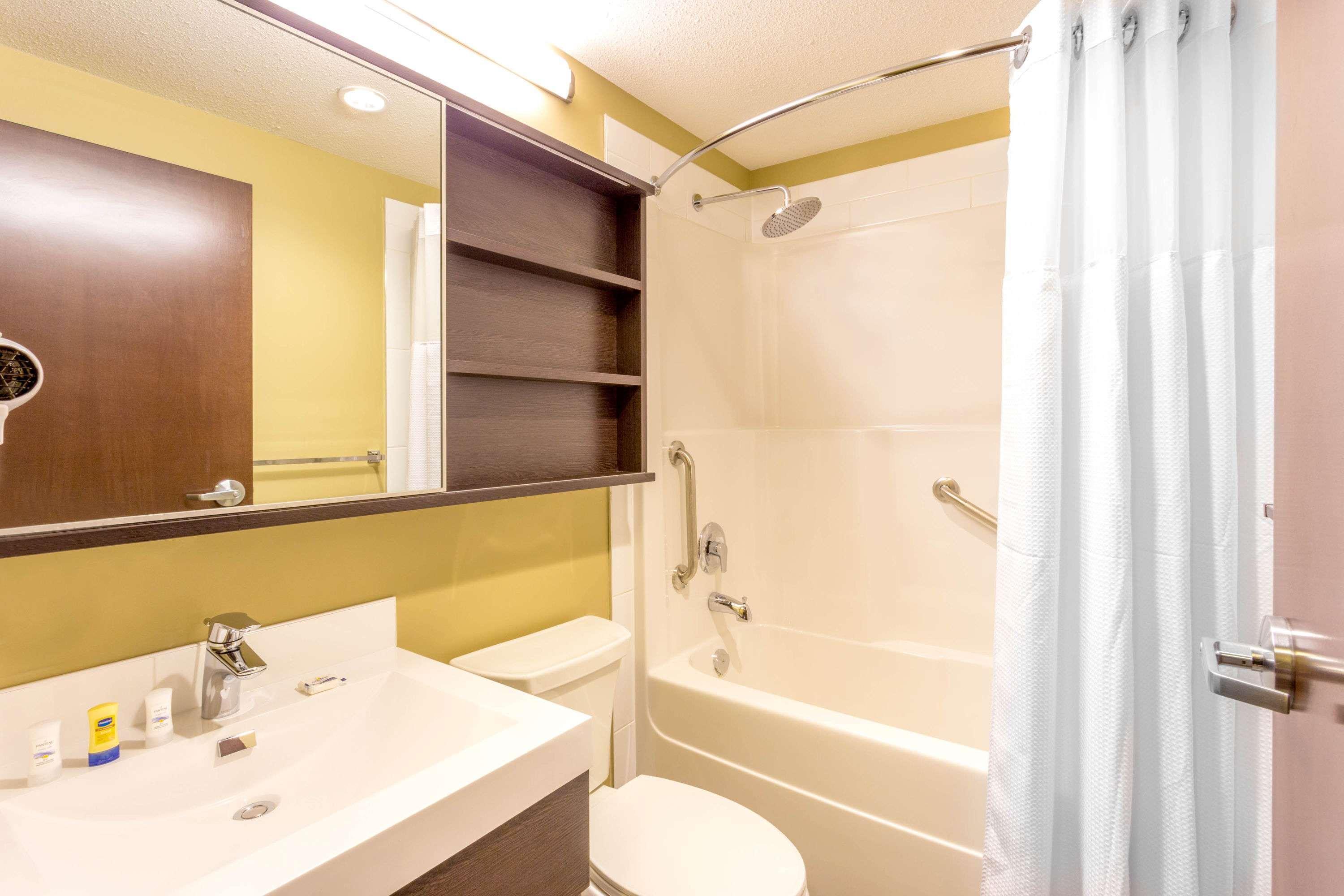 Microtel Inn & Suites By Wyndham Whitecourt Bagian luar foto