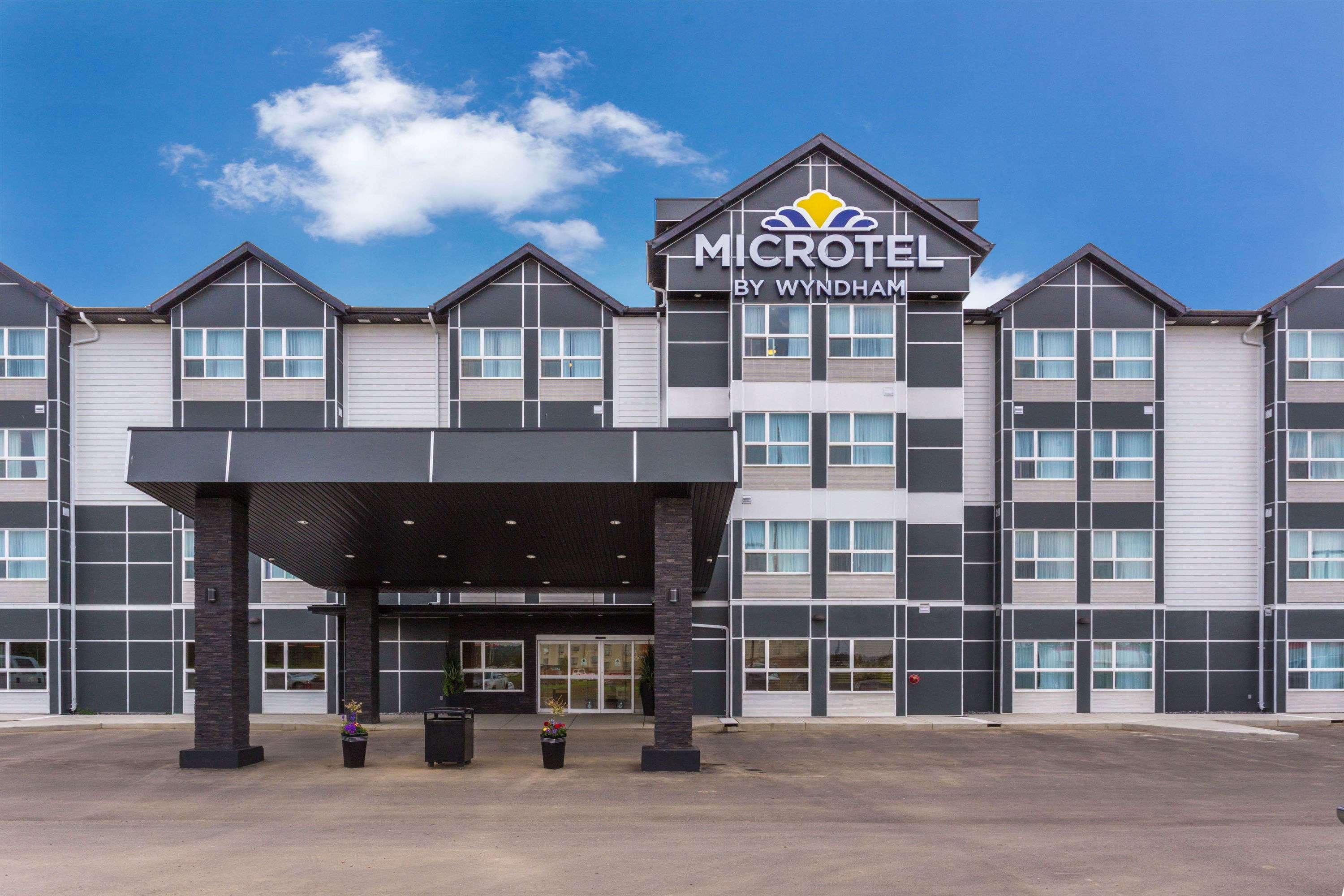 Microtel Inn & Suites By Wyndham Whitecourt Bagian luar foto