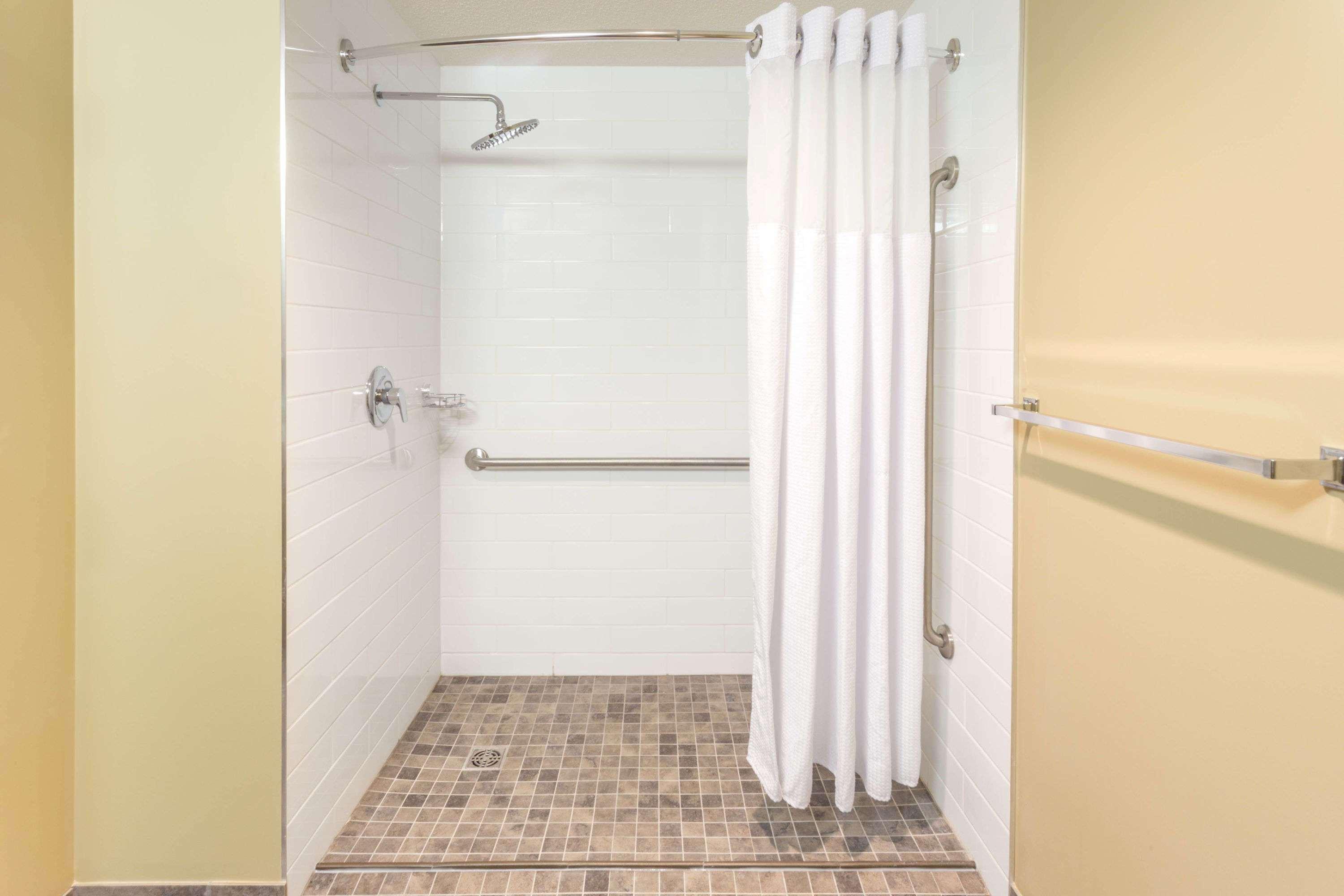 Microtel Inn & Suites By Wyndham Whitecourt Bagian luar foto