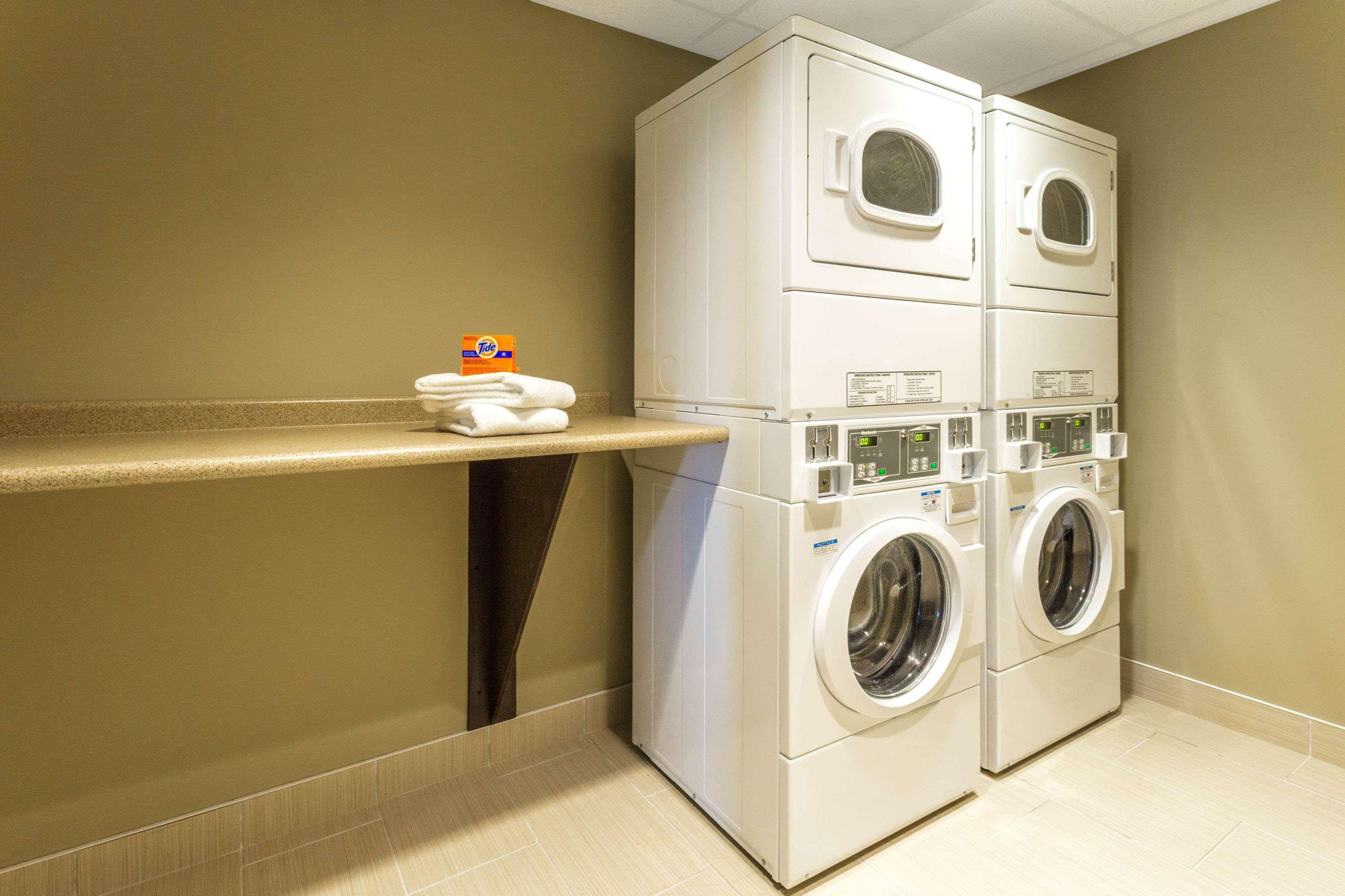 Microtel Inn & Suites By Wyndham Whitecourt Bagian luar foto