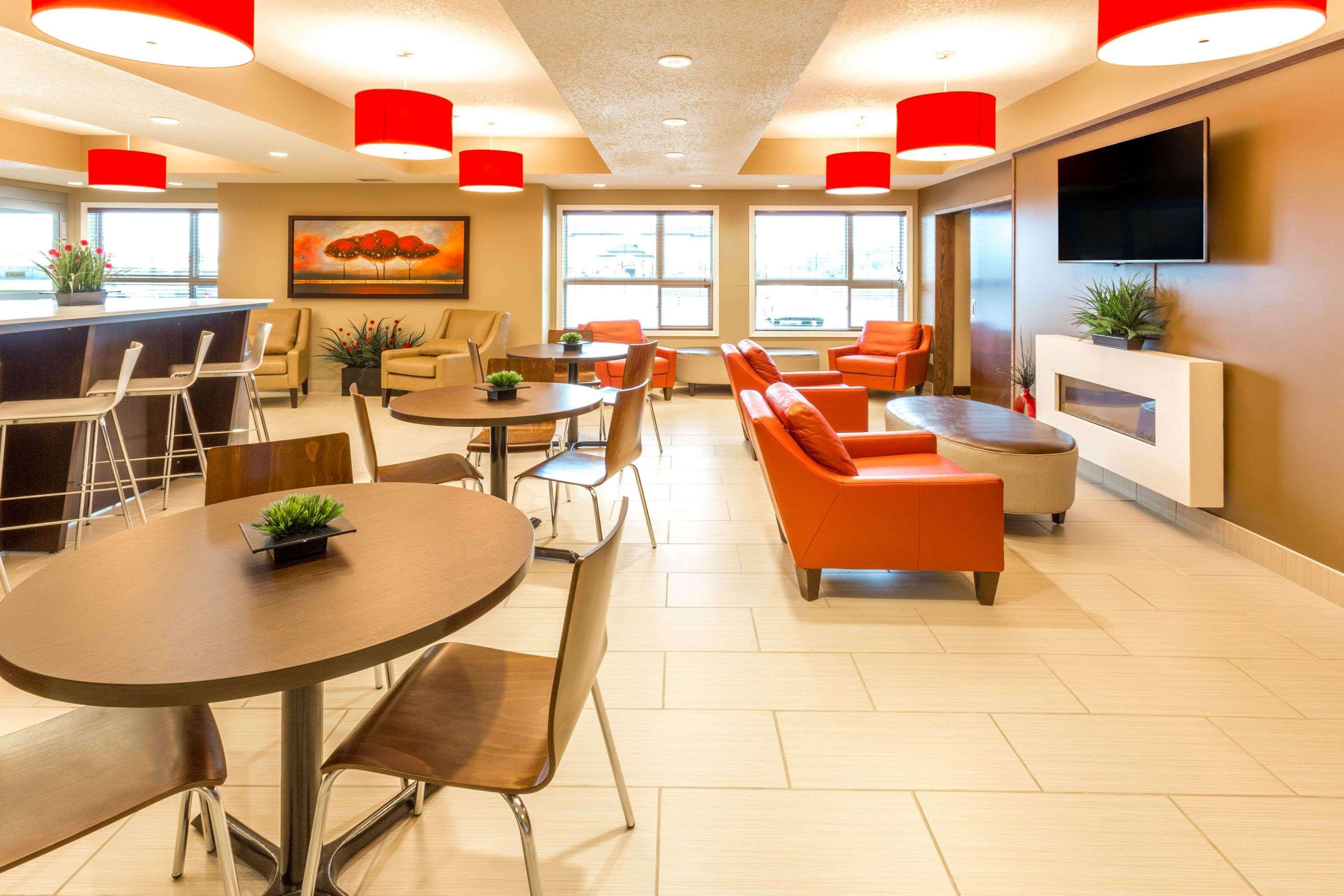 Microtel Inn & Suites By Wyndham Whitecourt Bagian luar foto
