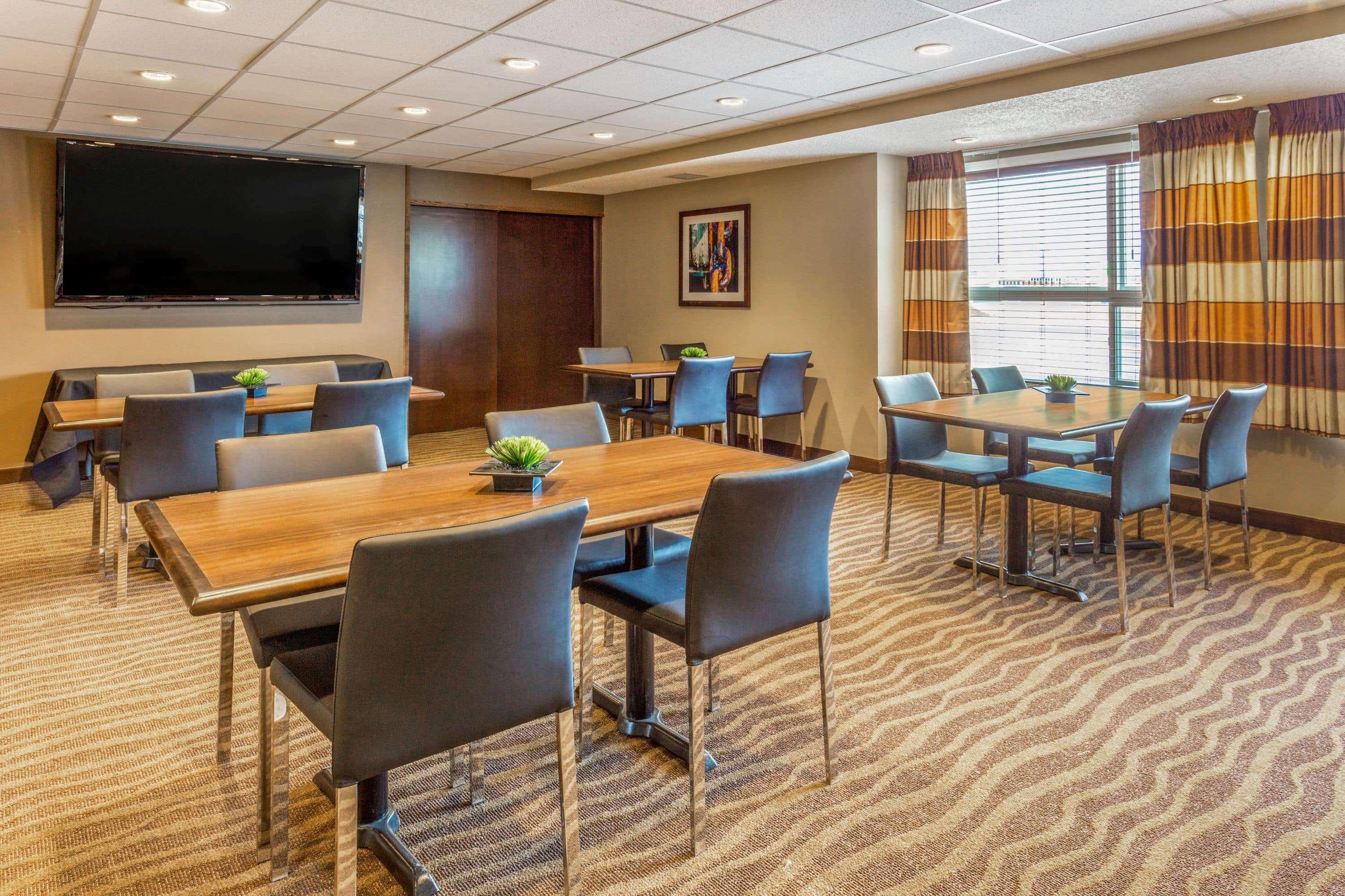 Microtel Inn & Suites By Wyndham Whitecourt Bagian luar foto