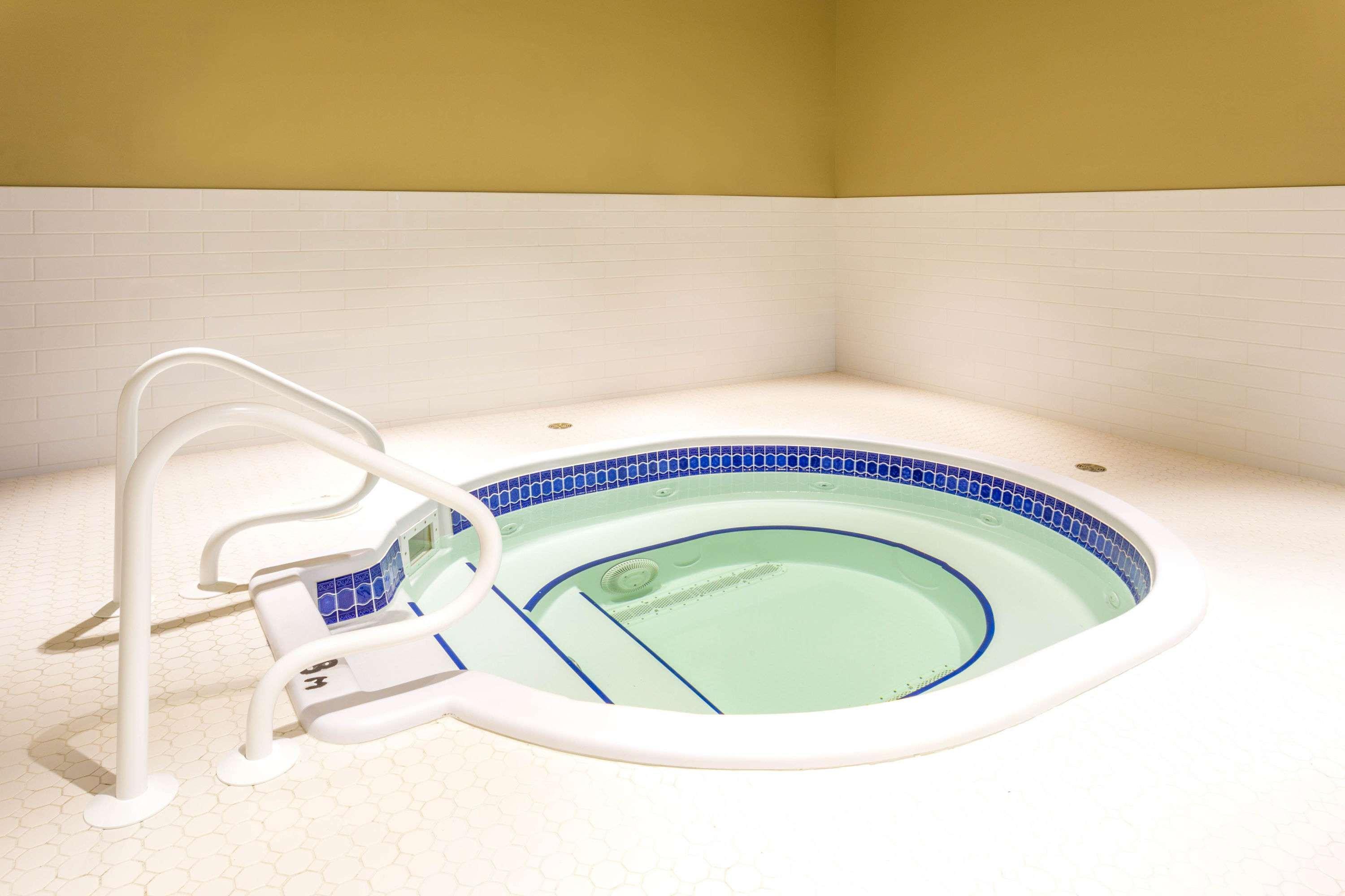 Microtel Inn & Suites By Wyndham Whitecourt Bagian luar foto