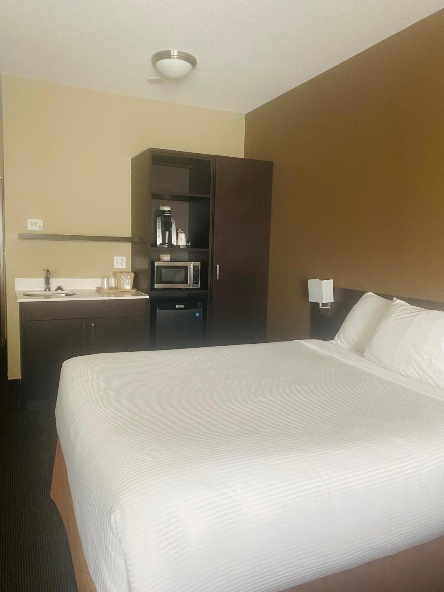 Microtel Inn & Suites By Wyndham Whitecourt Bagian luar foto