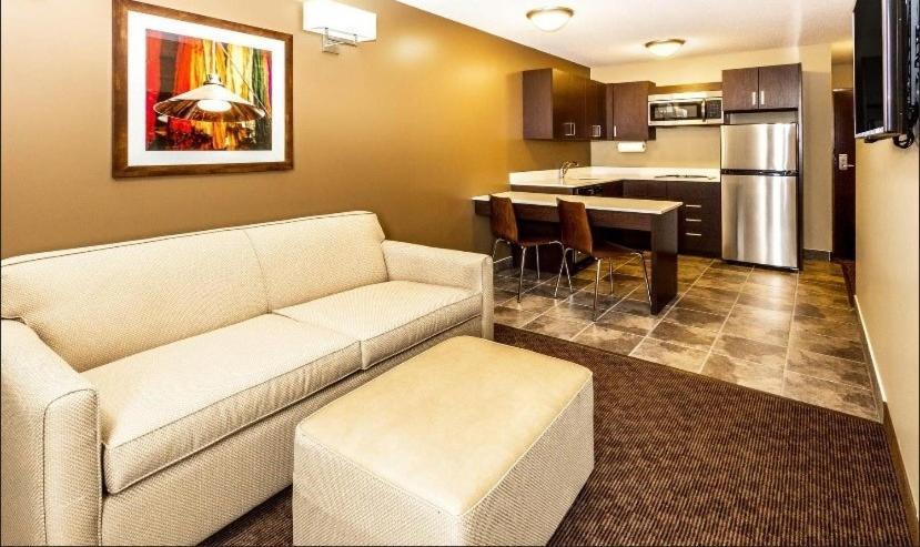 Microtel Inn & Suites By Wyndham Whitecourt Bagian luar foto
