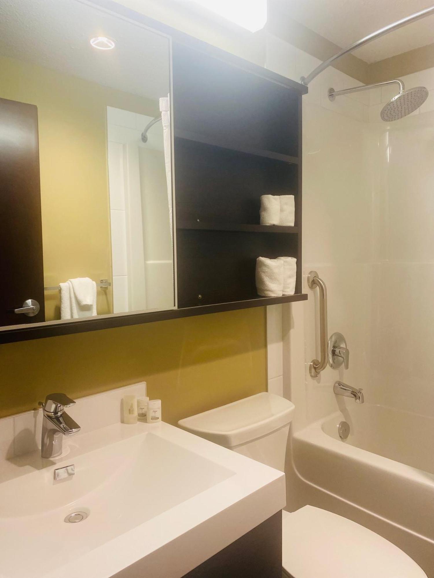 Microtel Inn & Suites By Wyndham Whitecourt Bagian luar foto