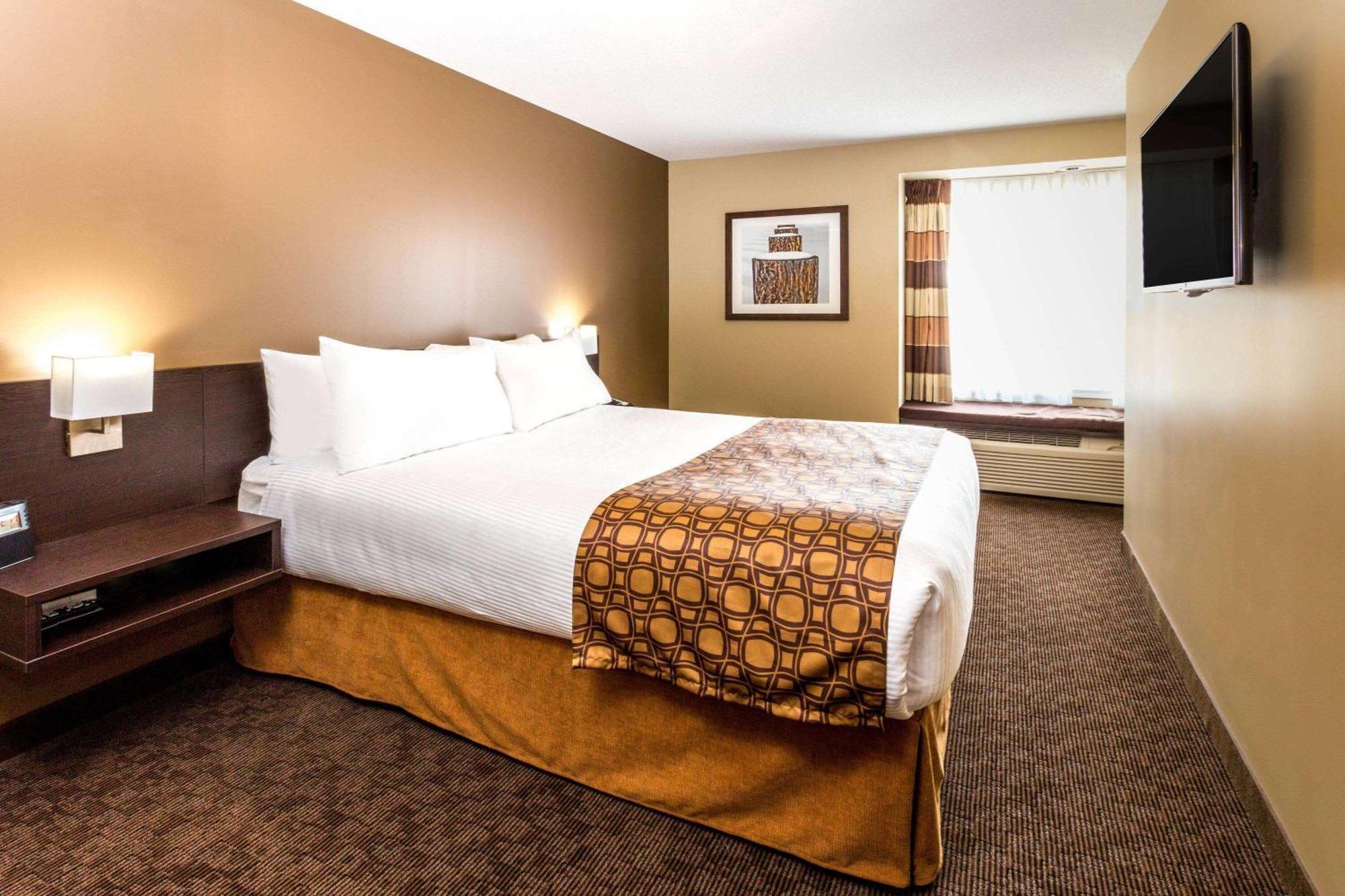 Microtel Inn & Suites By Wyndham Whitecourt Bagian luar foto