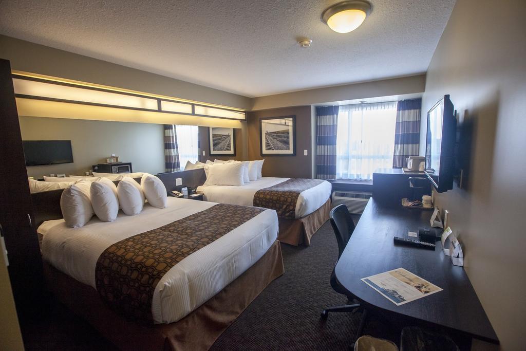 Microtel Inn & Suites By Wyndham Whitecourt Bagian luar foto
