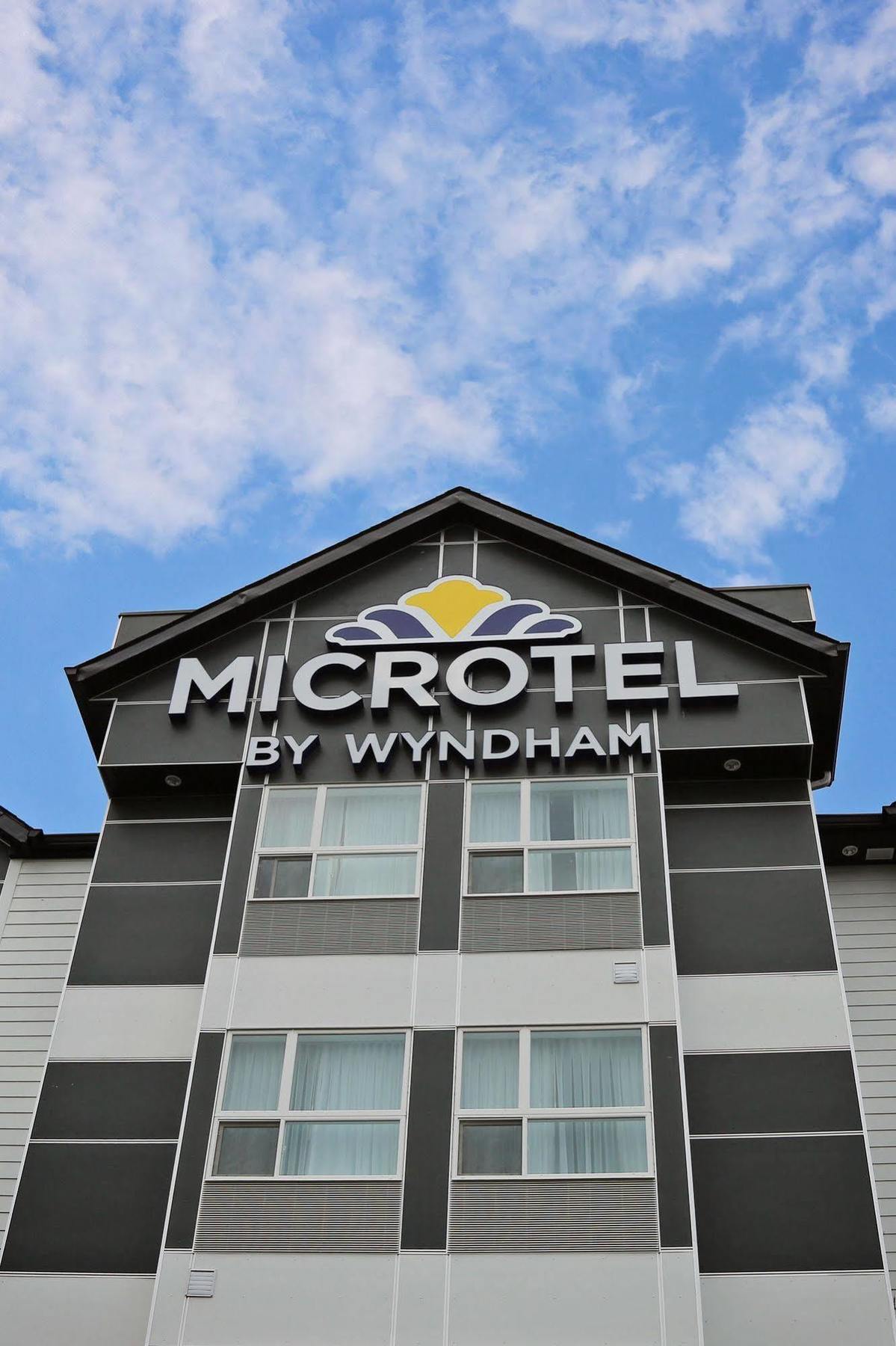 Microtel Inn & Suites By Wyndham Whitecourt Bagian luar foto