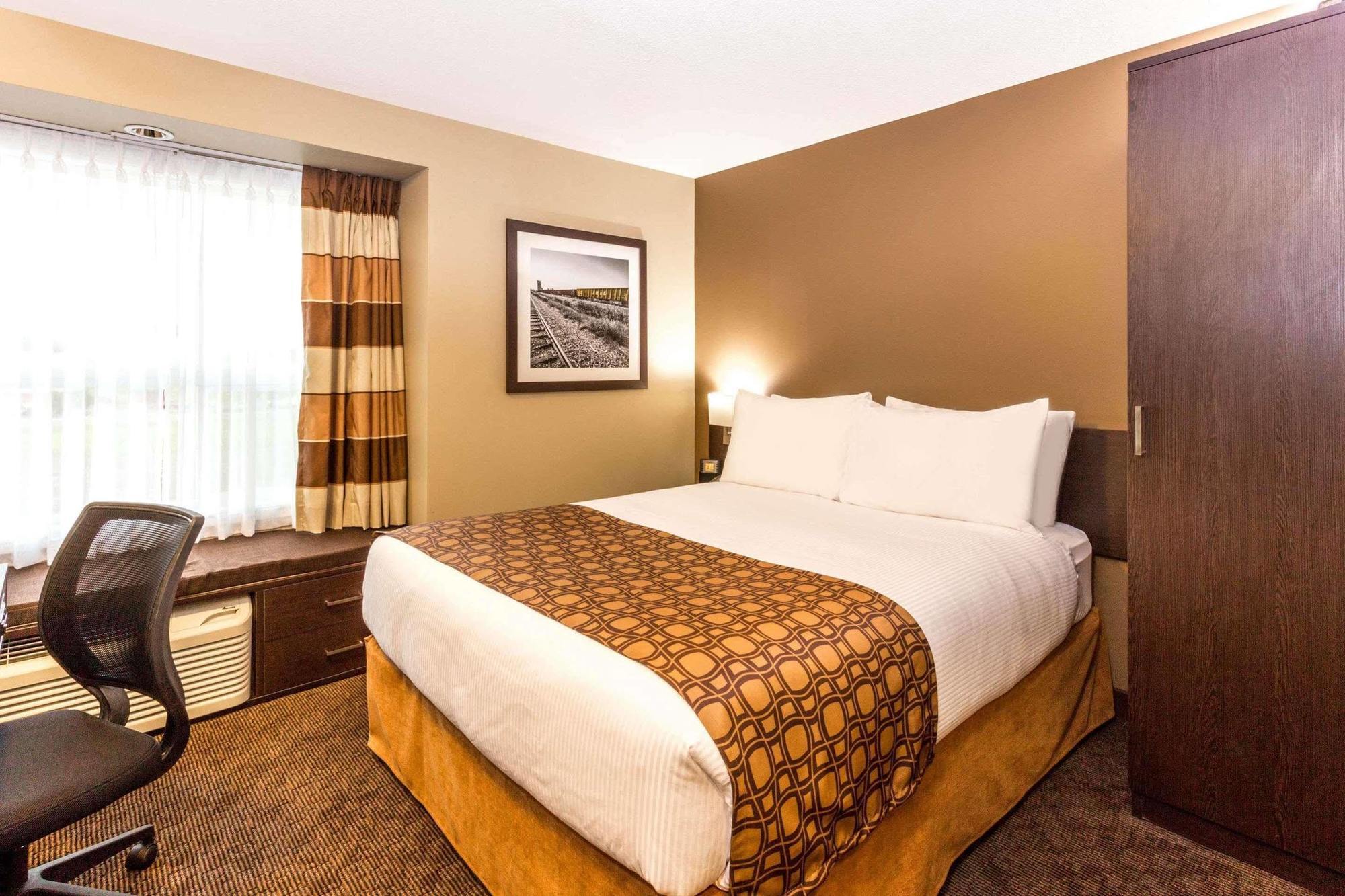 Microtel Inn & Suites By Wyndham Whitecourt Bagian luar foto