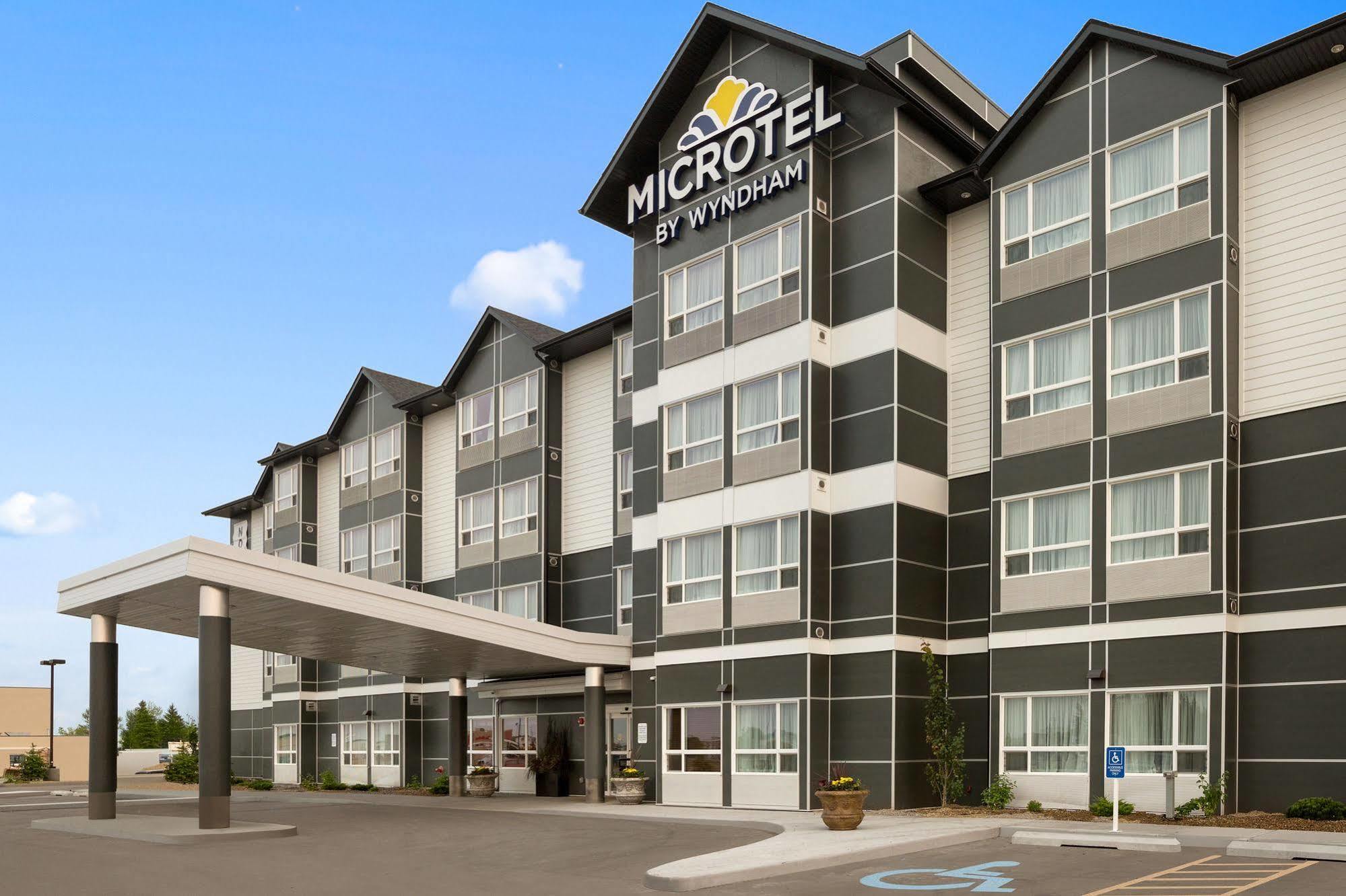 Microtel Inn & Suites By Wyndham Whitecourt Bagian luar foto