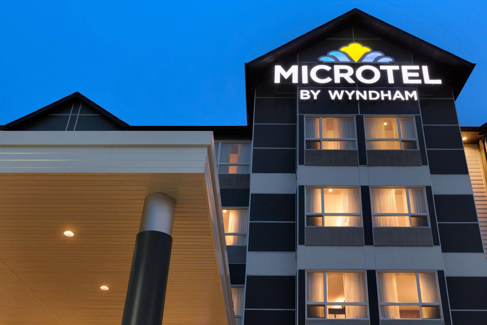 Microtel Inn & Suites By Wyndham Whitecourt Bagian luar foto