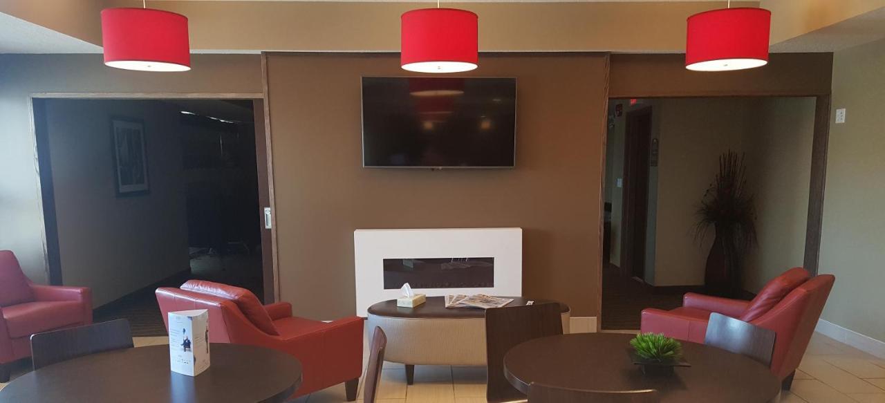 Microtel Inn & Suites By Wyndham Whitecourt Bagian luar foto