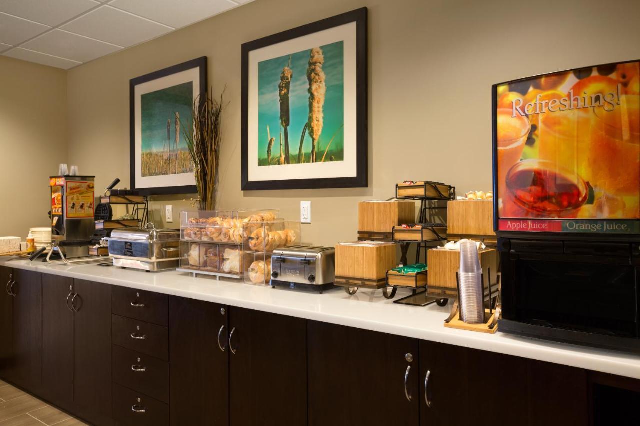 Microtel Inn & Suites By Wyndham Whitecourt Bagian luar foto