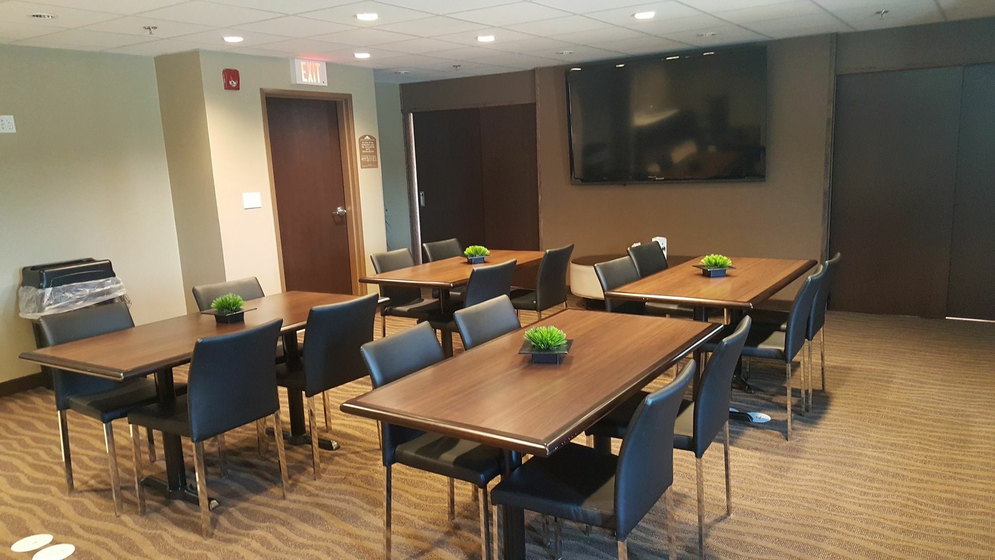 Microtel Inn & Suites By Wyndham Whitecourt Bagian luar foto